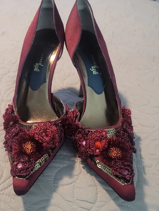 Size 11W J.Renee Burgundy Floral Appliqué Pointed-Toe Heels - Picture 8 of 10